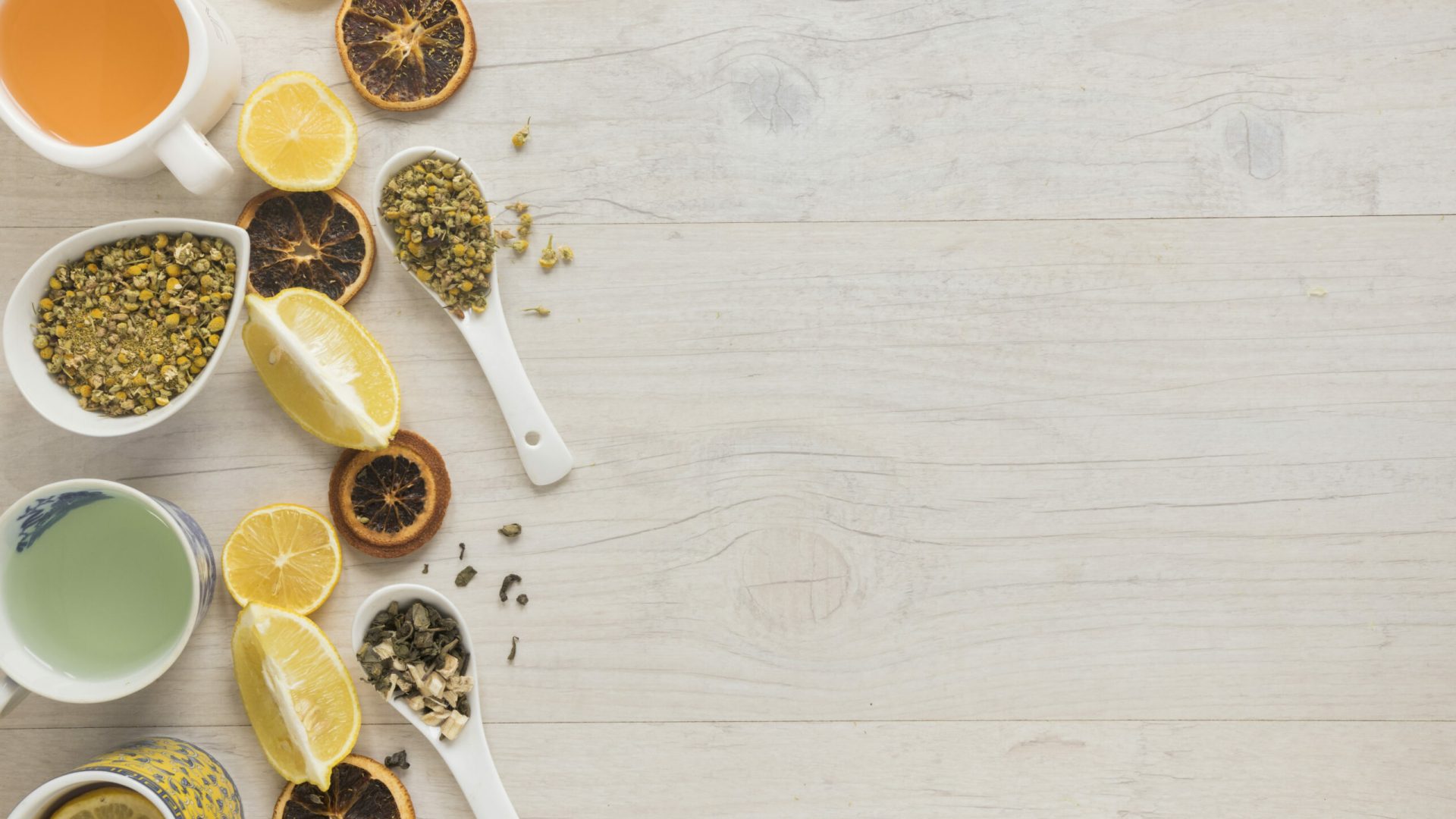 differents-types-the-dans-tasse-ceramique-herbes-tranches-pamplemousse-seches-bureau